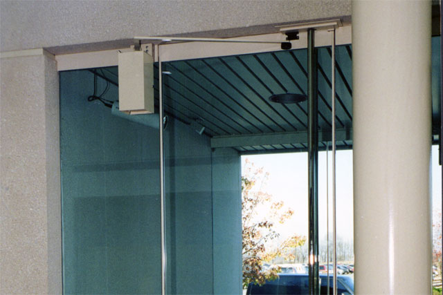 DuraSwing™ MK4 close-up on a glass door